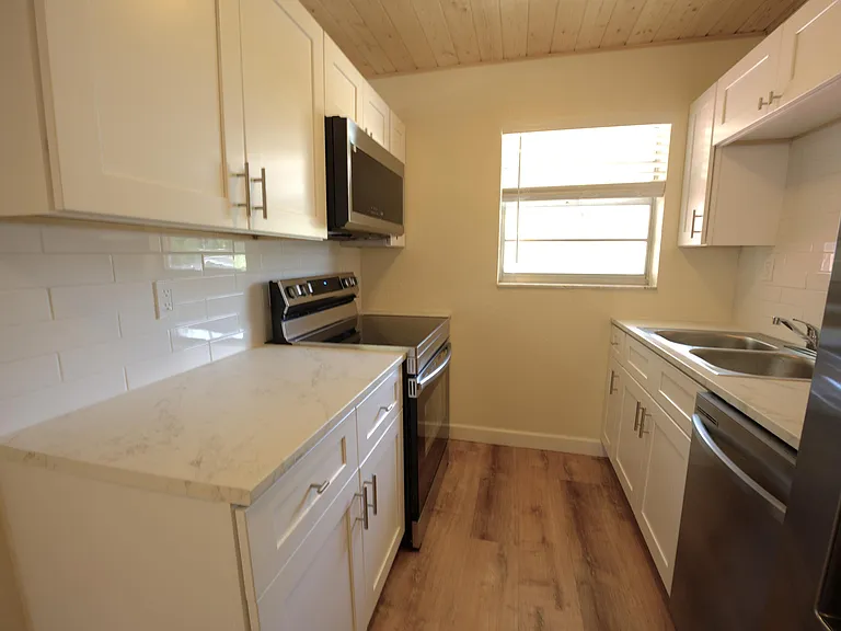 220 Lucerne Ave #4 — Photo 11