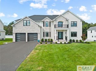 8 Queens Ct, Monroe Township, NJ 08831