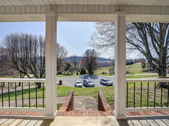 5th image of 390 Grandview Ct