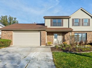 8209 Meadowwood Ave, Woodridge, IL 60517
