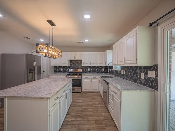 611 S Dallas St, Palmer, TX 75152