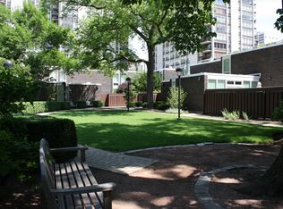 1318 N Sandburg Ter, Chicago, IL 60610