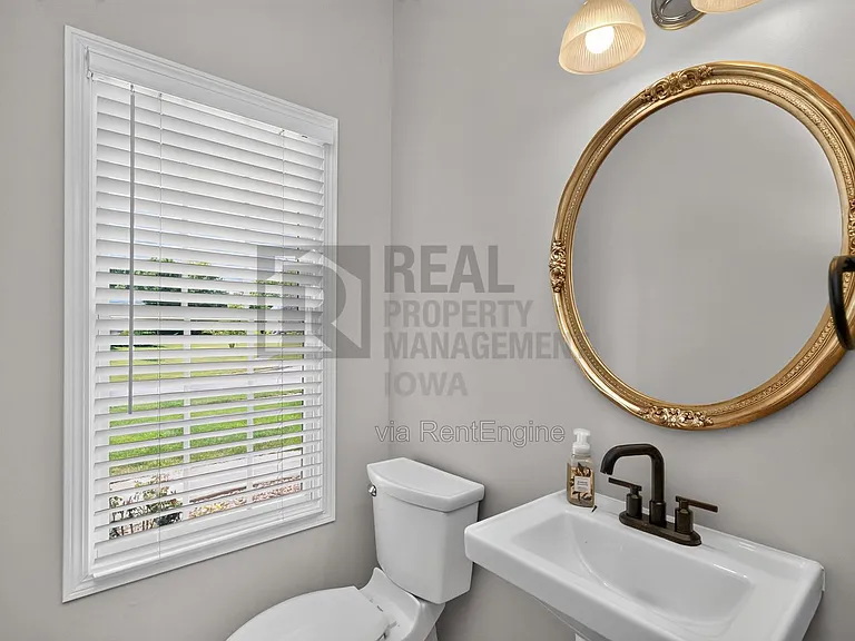 2305 NE Hanover Ct — Photo 15