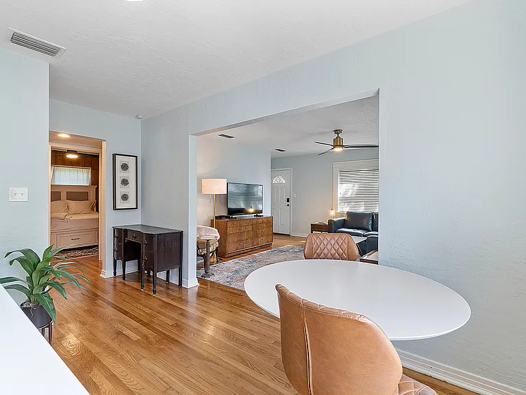 1126 N Hampton Ave — Photo 5