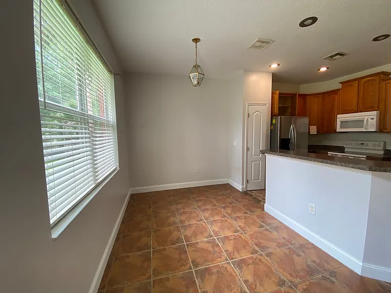 1004 Pine Tree Dr — Photo 7