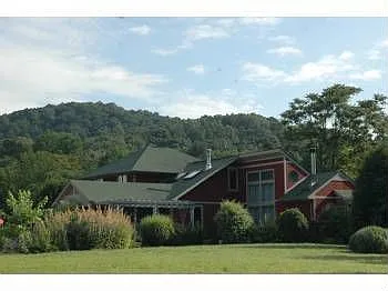 589 Richmond Rd photo 1