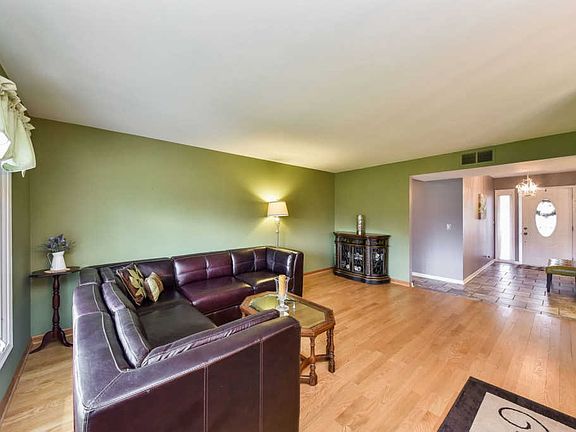 5th image of 23W223 Woodcroft Dr