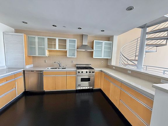 4th image of 188 King St #Penthouse 8