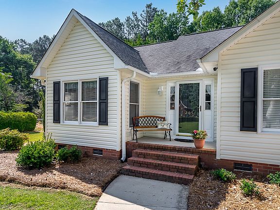 3rd image of 205 Heathwood Dr