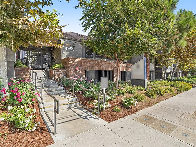 Saticoy Gardens — Photo 12