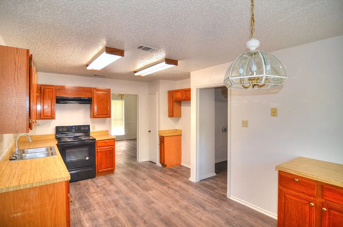 3 bed, 2.0 bath, 1530 sqft, $1,950 — Photo 3