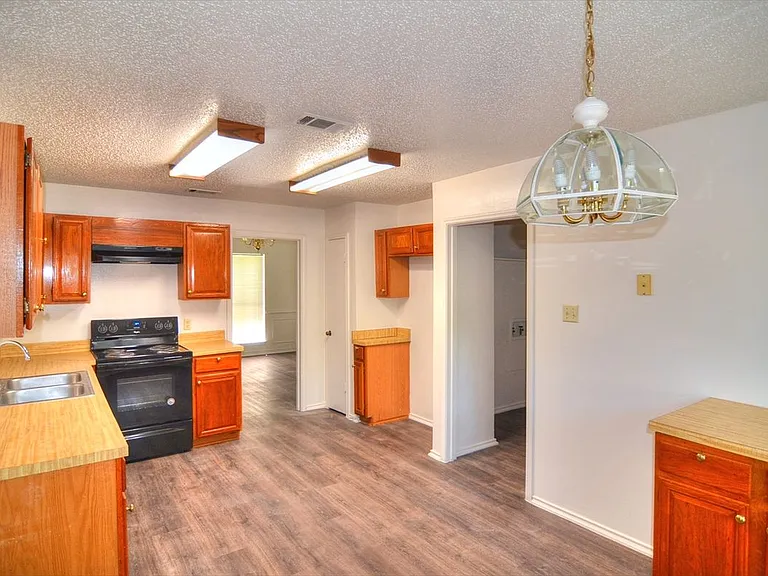 8901 Greentree Dr — Photo 3