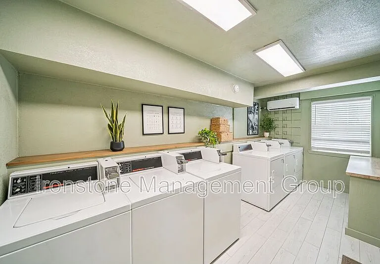 109 S 9th St #206 — Photo 9