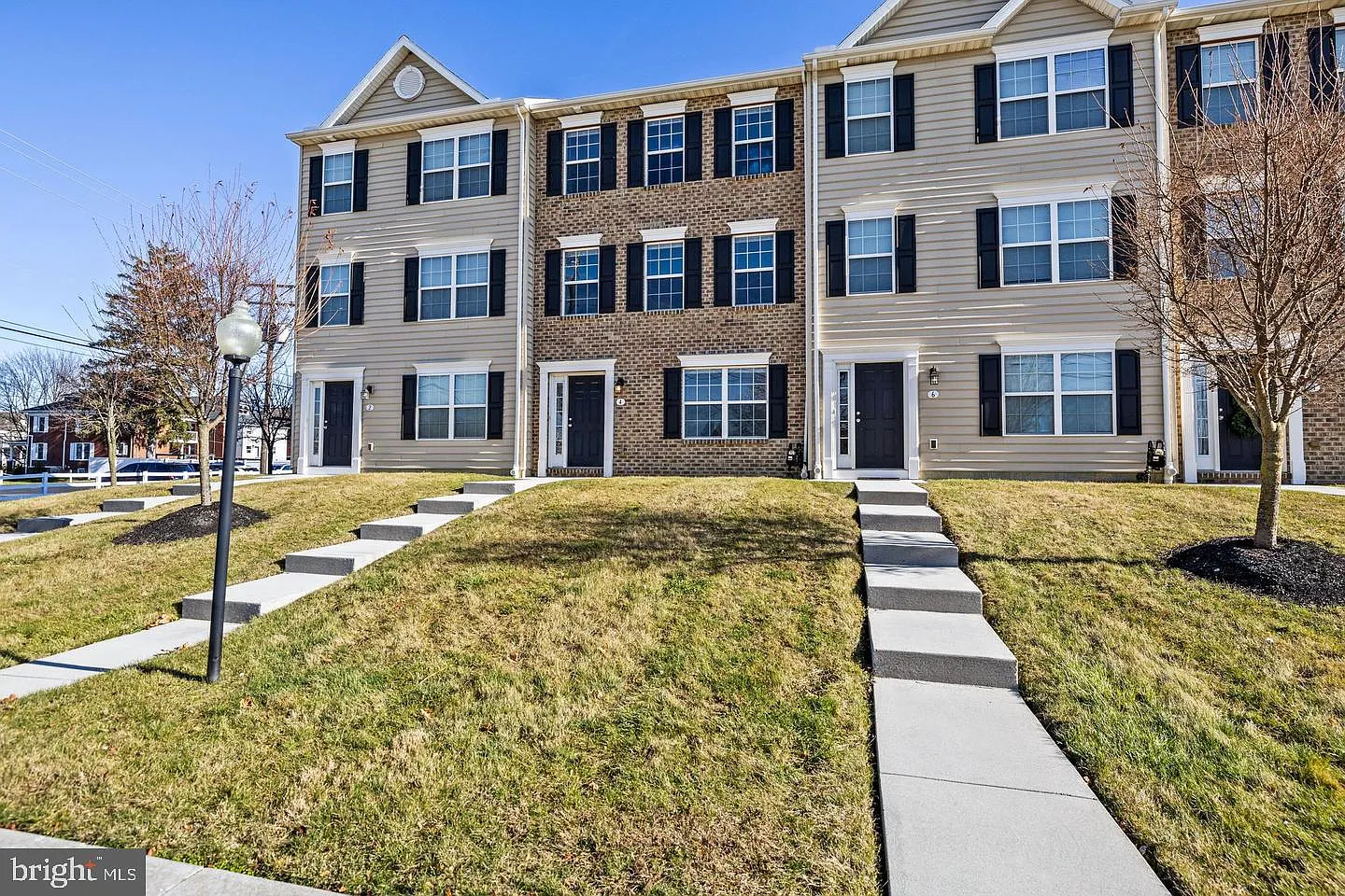4 bed, 2.5 bath, 1625 sqft, $1,798 — Photo 1