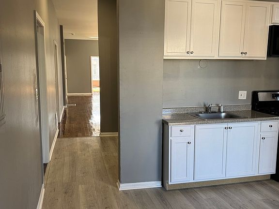 2nd image of 720 W 61st St