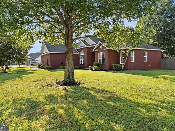 3rd image of 806 Huntwood Ln