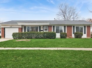 124 Braemar Dr, Elk Grove Village, IL 60007