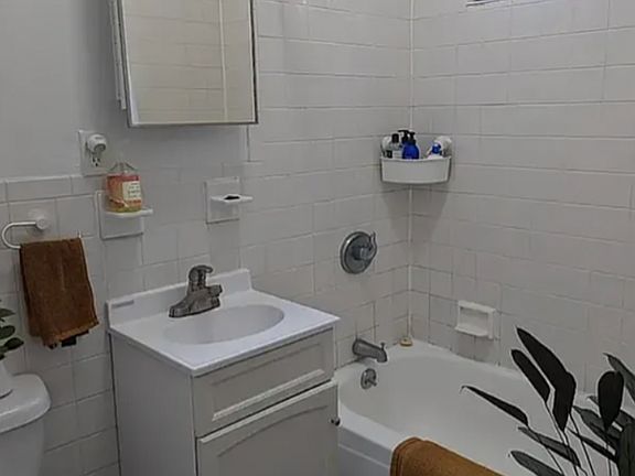 3rd image of 318 E 34th St APT 6B