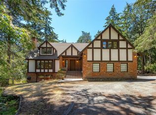 2595 Queenswood Dr, Saanich, BC V8N1X6