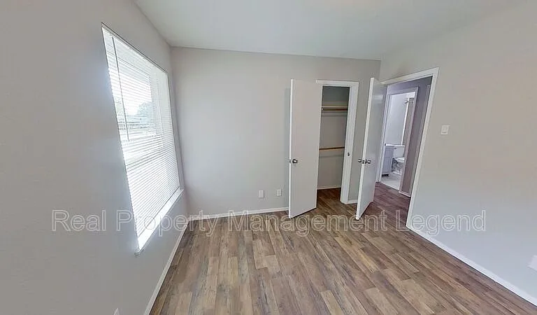 717 E Martin Ln — Photo 13