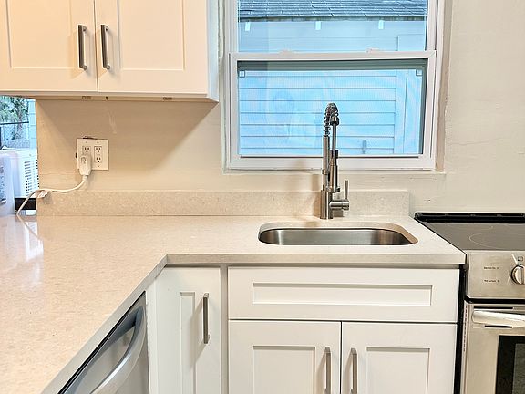 4th image of 630 10th Ave S #1/2