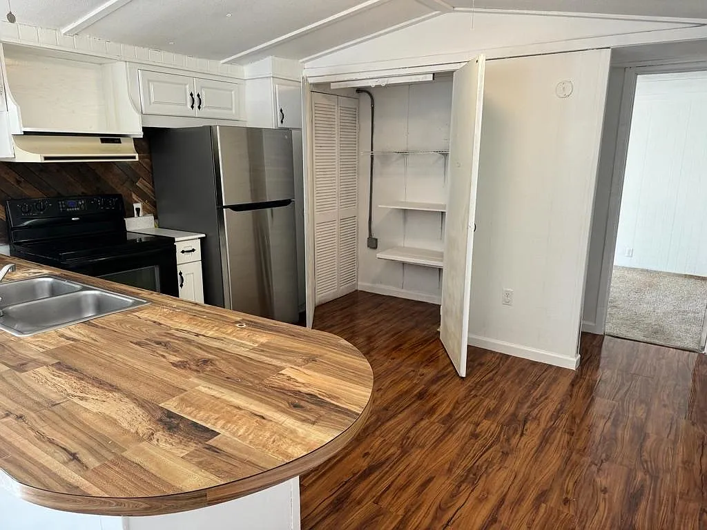 2 bed, 620 sqft, $1,300 — Photo 2