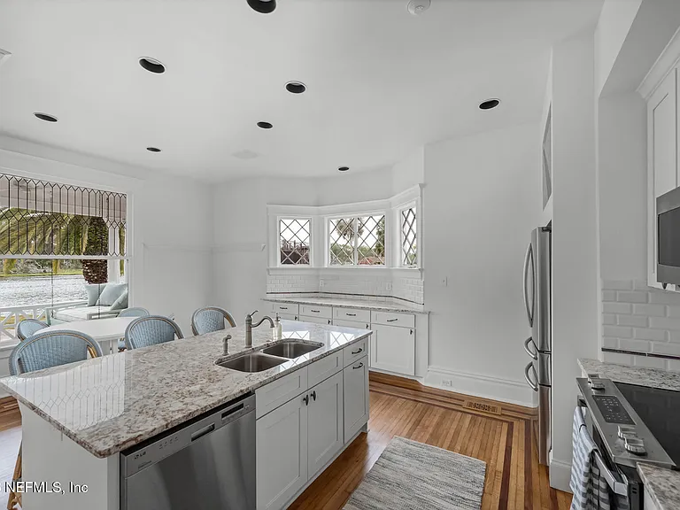 289 N Roscoe Blvd — Photo 11