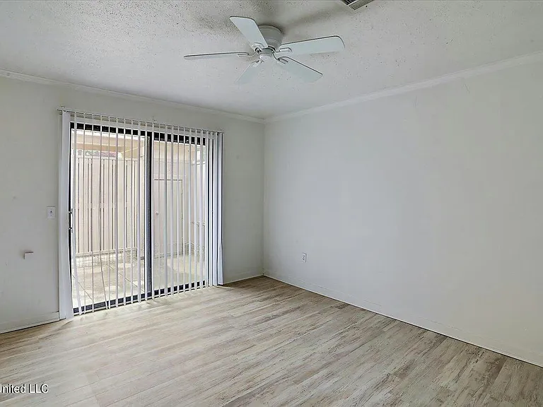 200 Woodgreen Dr — Photo 8