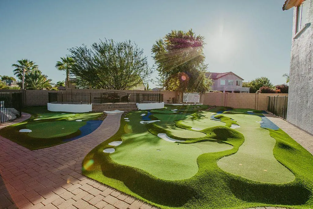 6 bed, 4380 sqft, $6,300 — Photo 3