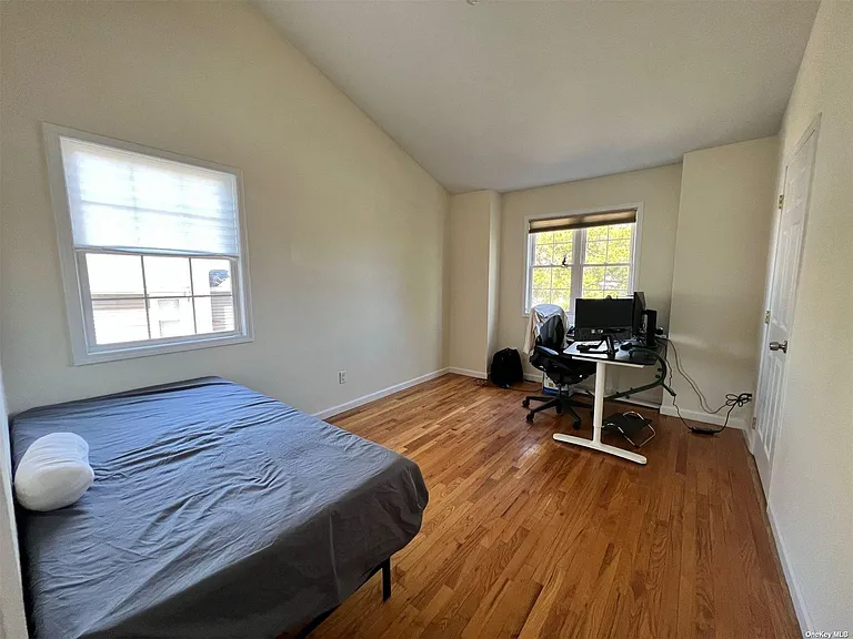 35 Willis Ave — Photo 11