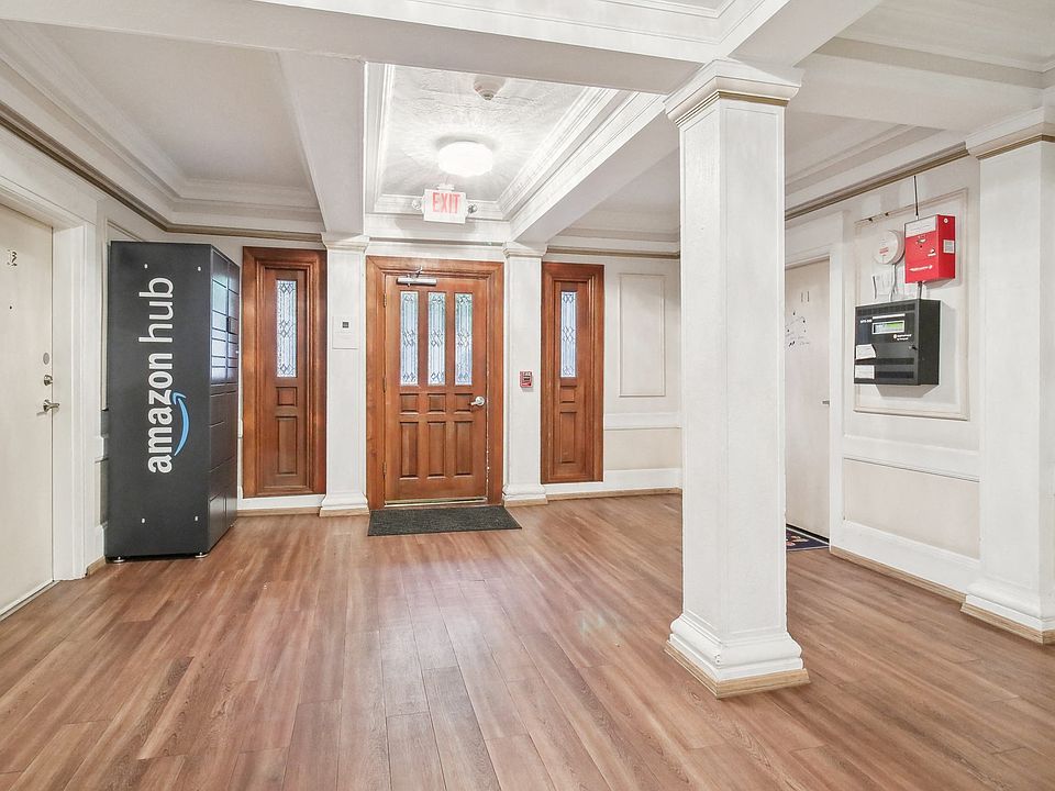 Apartment with an Amazon Hub Locker