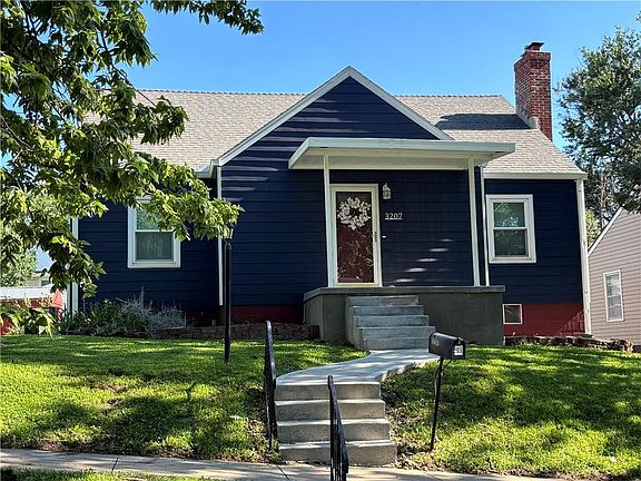 2nd image of 3207 Sacramento St