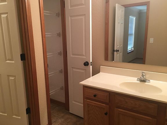 4th image of 716 Oakbrook Pl #1