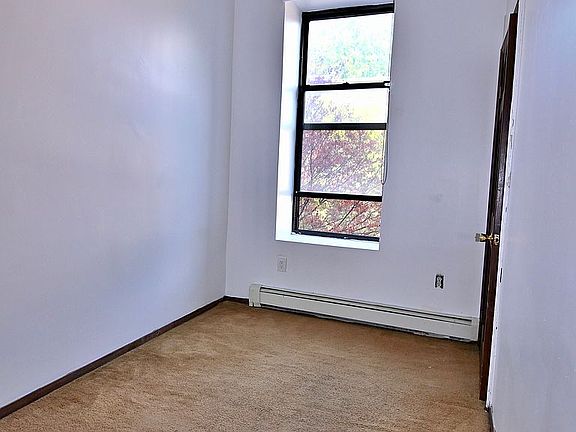 3rd image of 136 Jefferson Ave APT 2
