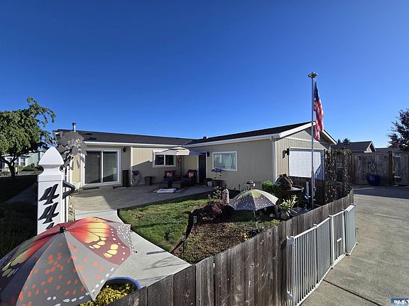 3rd image of 441 W Crows Nest Ln