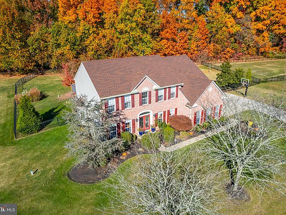 2nd image of 31 Fawn Hollow Ln