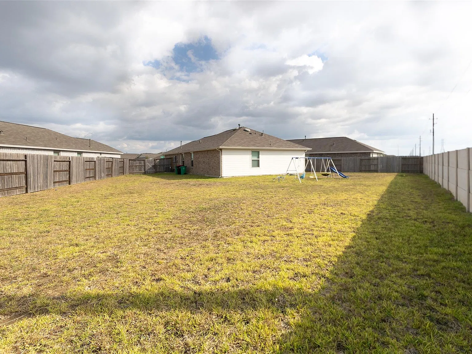 3 bed, 2.0 bath, 1380 sqft, $2,000 — Photo 2