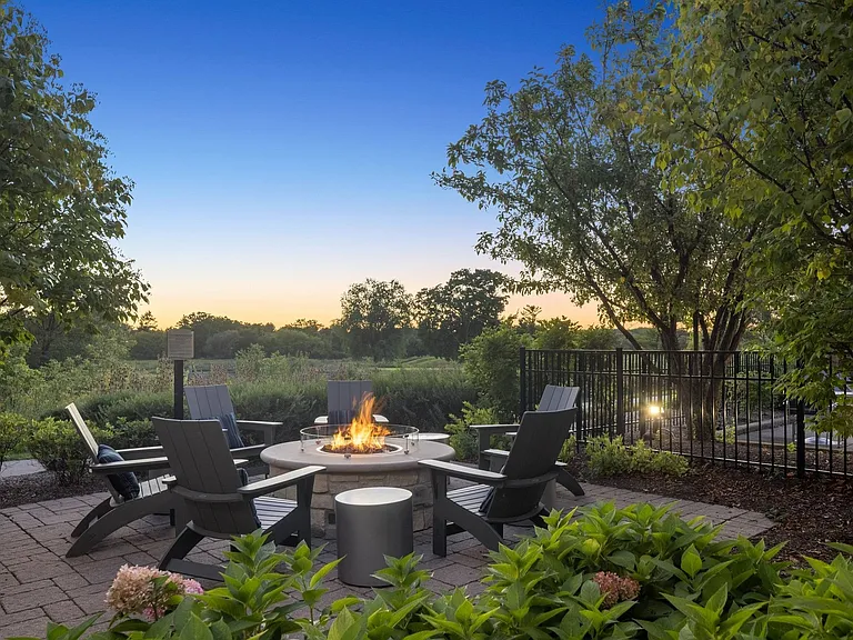 sevenbridges_amenity_outdoor lounge firepit (2)