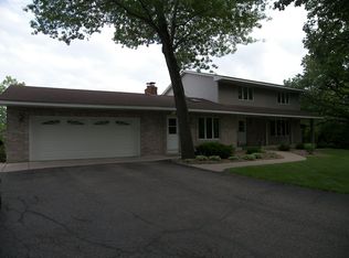 3909 Overlook Dr, Bloomington, MN 55437