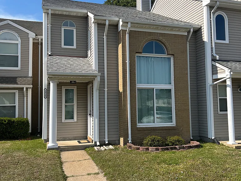1318 Damyien Arch — Photo 1