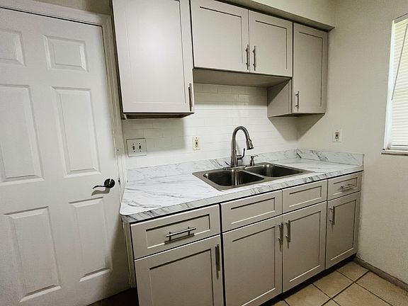 5th image of 1207 Robert King High Dr