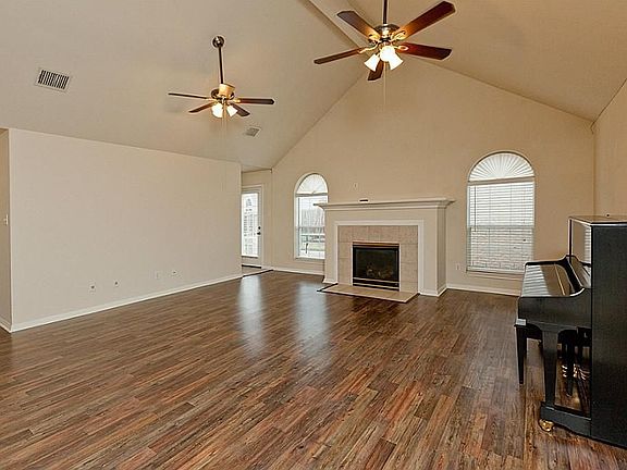5th image of 406 Jessamine Way
