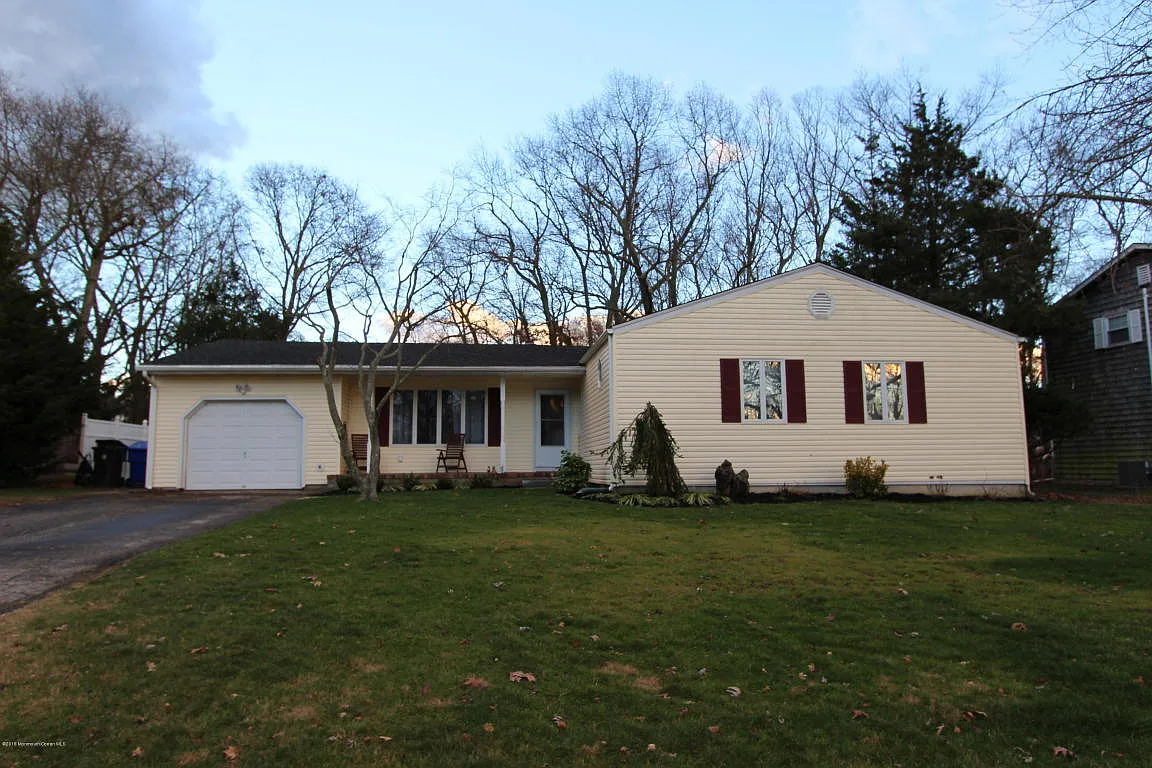 899 Brookside Dr photo 1