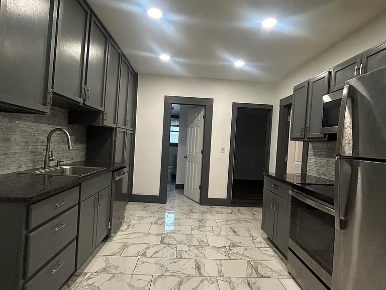 5 Charlotte St #1 — Photo 7