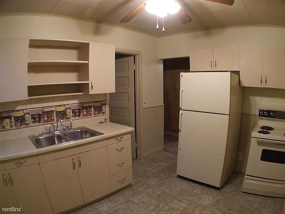 kitchen before painting this weekend