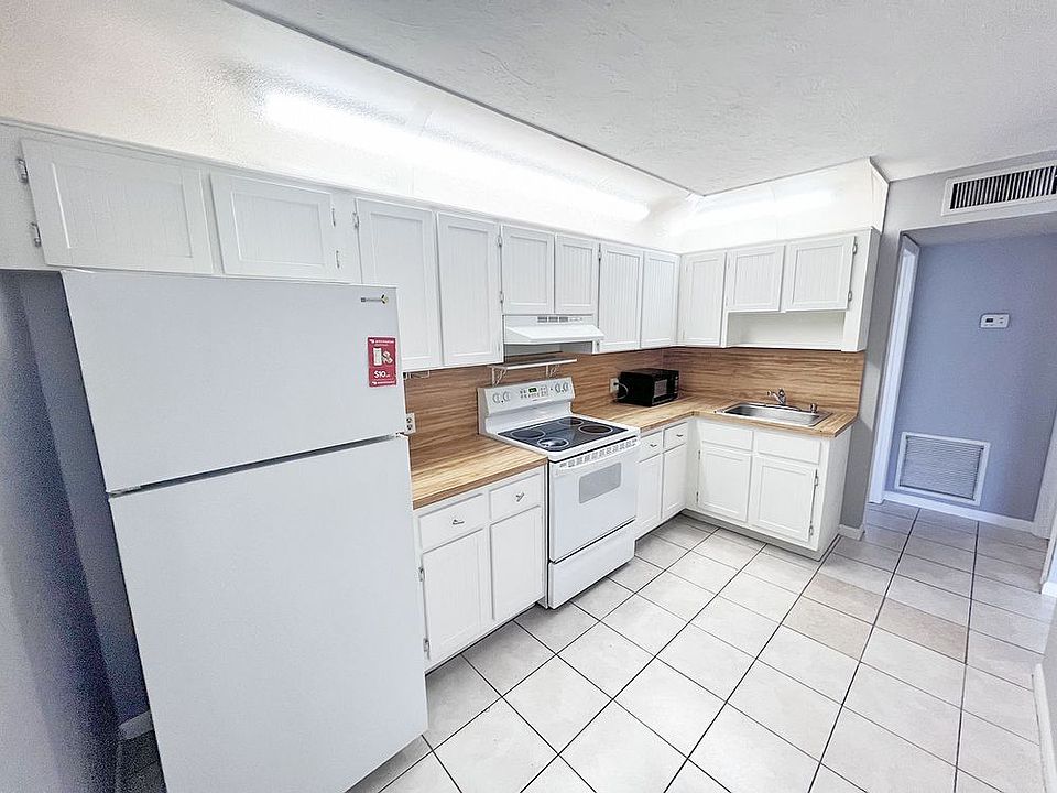 1st image of 1520 SE 15th St #2