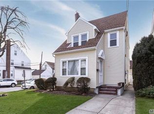 305 Marcellus Rd, Mineola, NY 11501