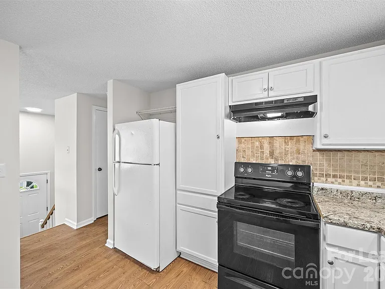 10715 Derry Dr — Photo 8