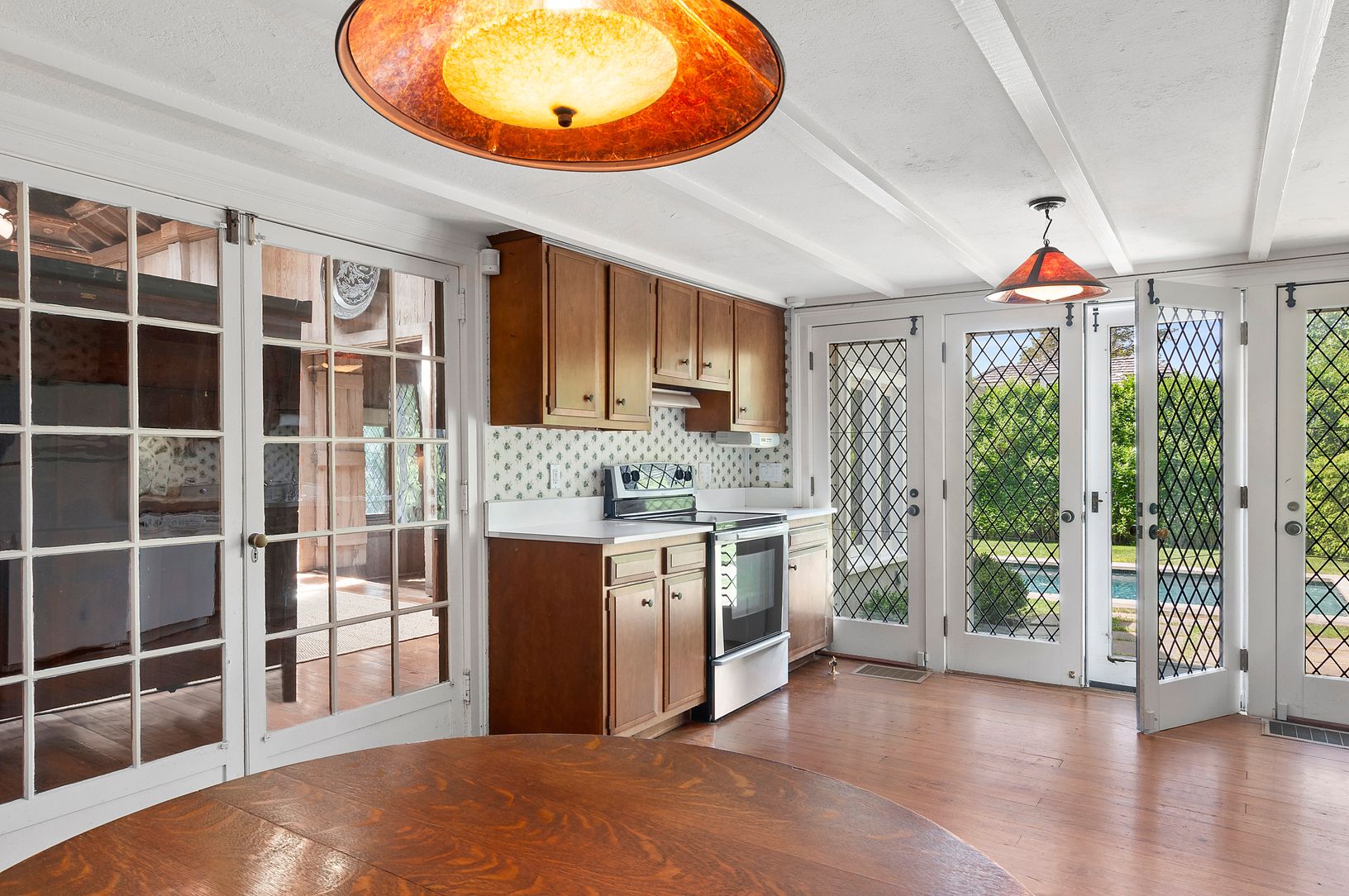  Eat-In Kitchen 