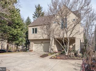 2033 Beacon Pl, Reston, VA 20191